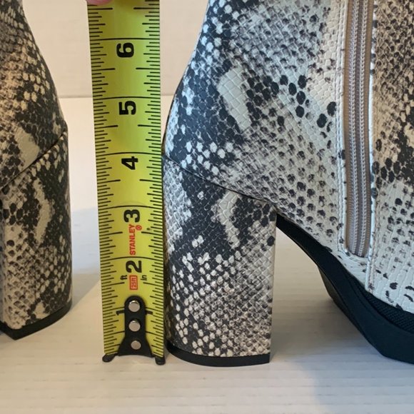 Steve Madden Womens Snake Skin Pattern Ankle High Boot Zipper Sides Size 5.5M - Picture 13 of 13